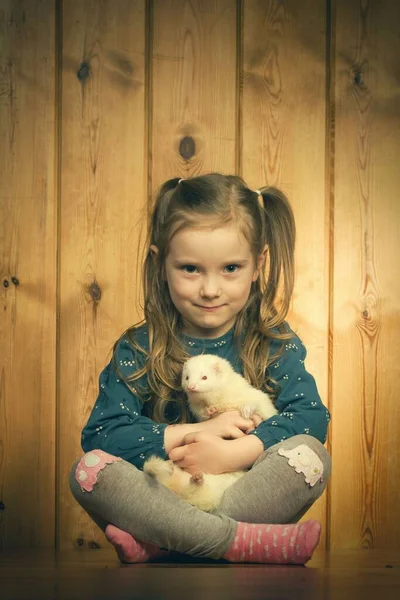 Nice Little Girl Pozowanie Erret Kryty Studio — Zdjęcie stockowe