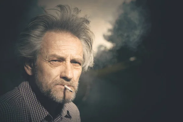 Son Zamanlarda Şehir Parkında Sigara Içen Yaşlı Bir Adam — Stok fotoğraf