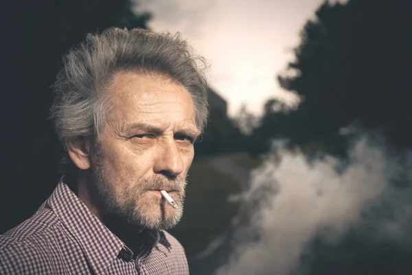Hombre Anciano Fumando Cigarrillos Parque Ciudad Últimamente Durante Día —  Fotos de Stock