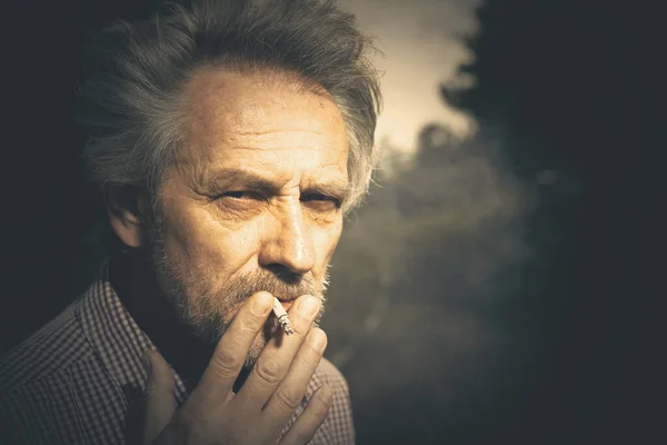 Homme Âgé Fumant Des Cigarettes Dans Parc Ville Ces Derniers — Photo