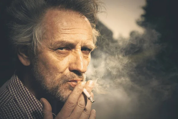 Hombre Anciano Fumando Cigarrillos Parque Ciudad Últimamente Durante Día — Foto de Stock