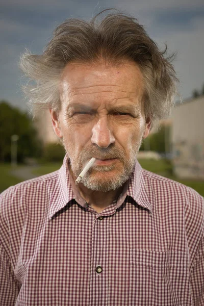 Son Zamanlarda Şehir Parkında Sigara Içen Yaşlı Bir Adam — Stok fotoğraf