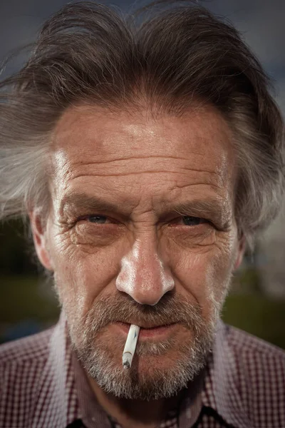 Віці Чоловік Курить Сигарети Міському Парку Останнім Часом — стокове фото