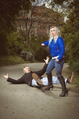 Parkta yaşlı bir adam tarafından taciz edilip saldırıya uğrayan güzel bir genç kadın.