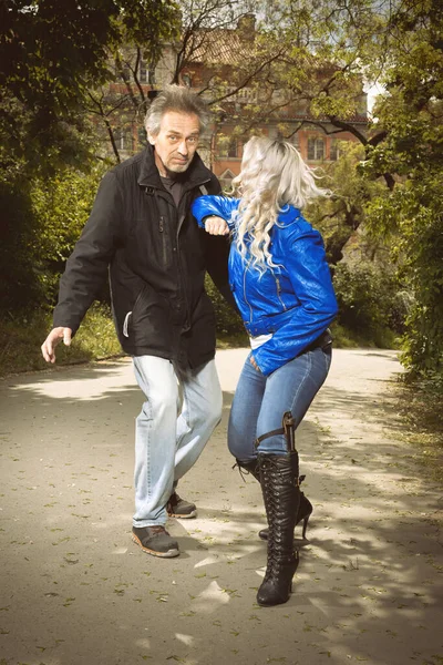 Pretty Young Woman Stalked Attacked Older Man Park — Stock Photo, Image