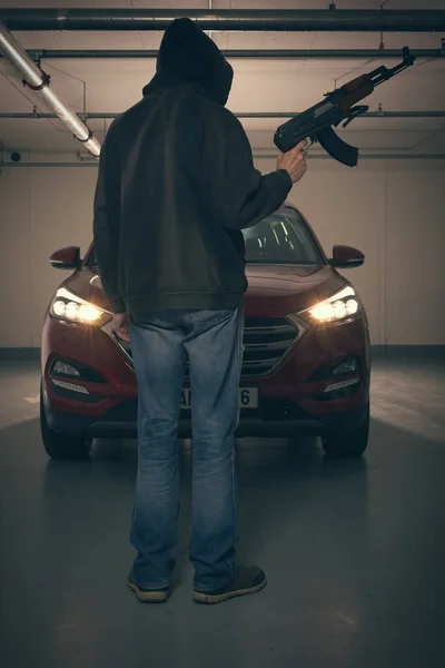 Muž Černé Košili Kapucí Vyzbrojen Automatickou Pistolí Který Hledá Nebezpečí — Stock fotografie