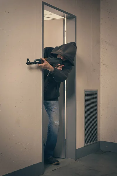 Hombre Con Capucha Negra Armado Con Pistola Automática Busca Peligro — Foto de Stock