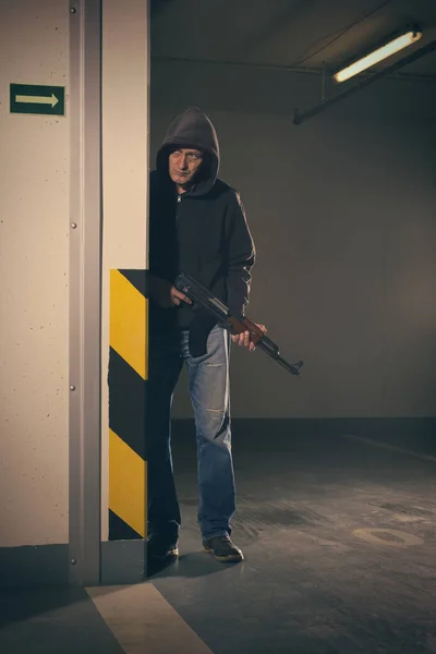 Człowiek Czarnej Bluzie Kapturem Uzbrojony Automatyczny Pistolet Szuka Niebezpieczeństwa — Zdjęcie stockowe