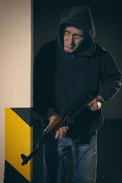 Чоловік Чорній Сорочці Капюшоном Озброєний Автоматичним Пістолетом Шукає Небезпеку — стокове фото