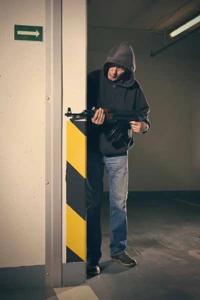 Homme Chemise Capuche Noire Armé Pistolet Automatique Recherche Danger — Photo