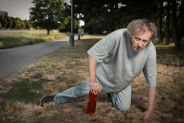Dipendenti Vecchio Ubriaco Nel Parco Della Città Estiva Incapace Camminare — Foto Stock