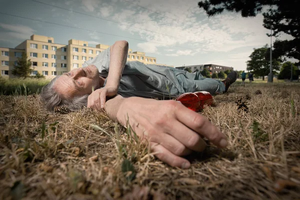 Uzależniony Staruszek Pijany Letnim Parku Miejskim Niezdolny Chodzenia — Zdjęcie stockowe