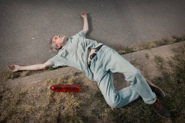 Yaşlı adam yaz parkında sarhoş ve yürüyemiyor.