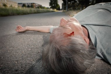 Yaşlı adam yaz parkında sarhoş ve yürüyemiyor.