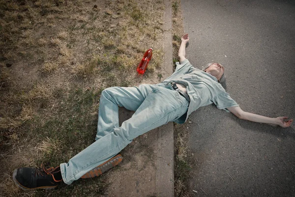 歩くことができない夏の都市公園で酔った中毒老人 — ストック写真