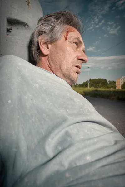 Yaşlı Adam Yaz Parkında Sarhoş Yürüyemiyor — Stok fotoğraf