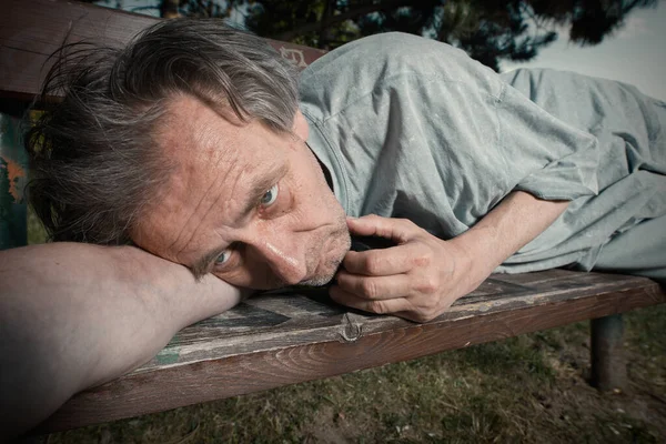 Drogfüggő Öregember Részeg Volt Nyári Parkban Nem Tudott Járni — Stock Fotó