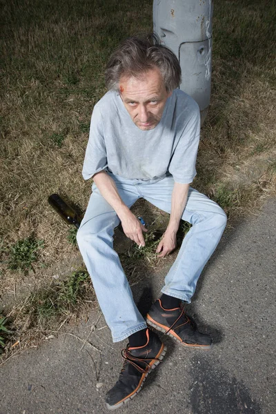 Závislý Starý Muž Opilý Letním Městském Parku Neschopen Chodit — Stock fotografie