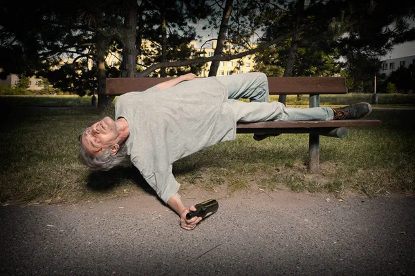 Viejo Adicto Borracho Parque Ciudad Verano Incapaz Caminar — Foto de Stock