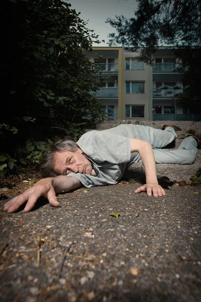 Dipendenti Vecchio Ubriaco Nel Parco Della Città Estiva Incapace Camminare — Foto Stock