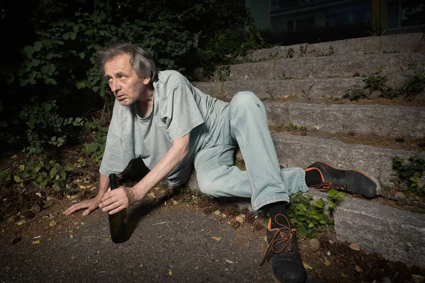 Yaşlı Adam Yaz Parkında Sarhoş Yürüyemiyor — Stok fotoğraf