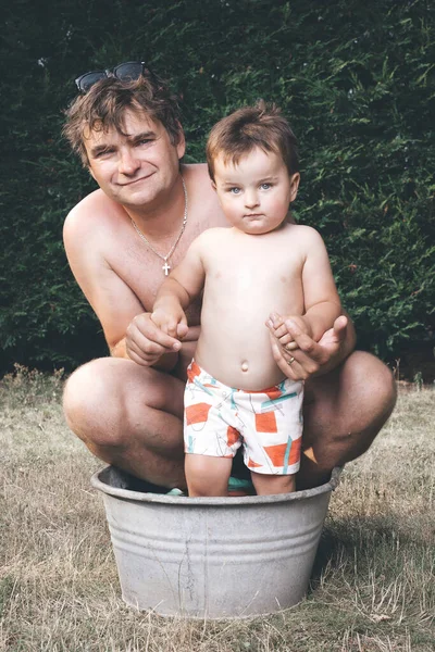 Father Son Chilling Small Retro Sheet Metal Bathtub — Stock Photo, Image