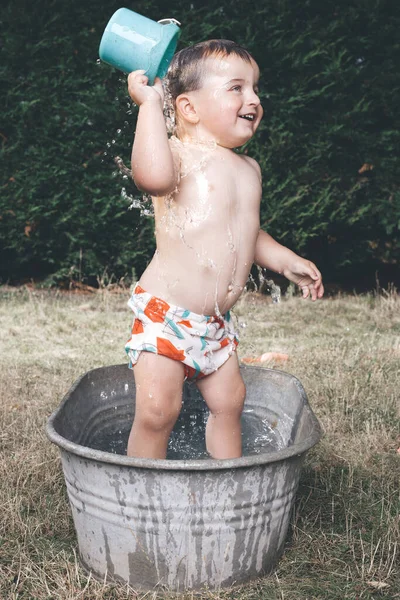 Malý Chlapec Chlazení Malé Retro Plechu Vanou — Stock fotografie