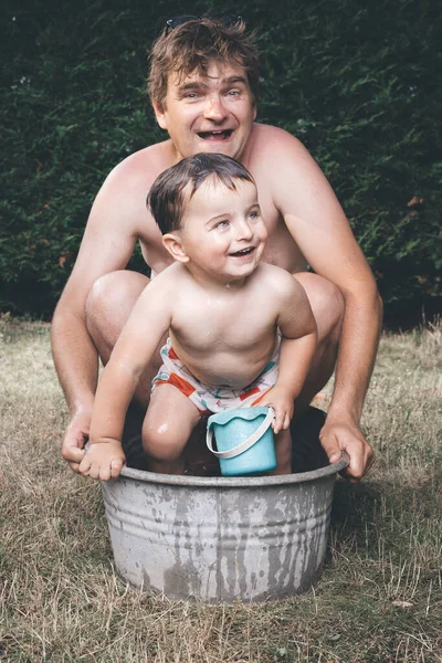 Padre Hijo Enfriándose Una Pequeña Bañera Chapa Retro —  Fotos de Stock