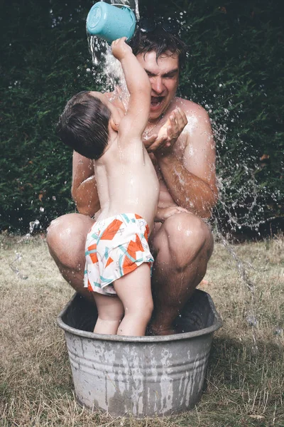 Père Fils Refroidissant Dans Une Petite Baignoire Tôle Rétro — Photo