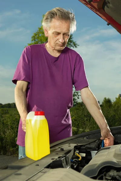 Older Driver Longer Trip Topping Tank Washer Fluid — Stock Photo, Image
