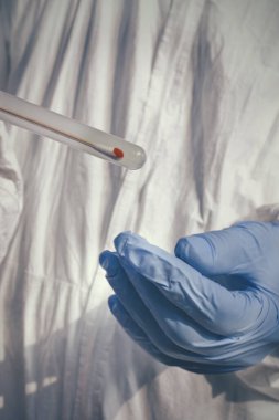 Olay yeri inceleme. Soruşturma ve arabada ölü bir adamla kanıt toplama.