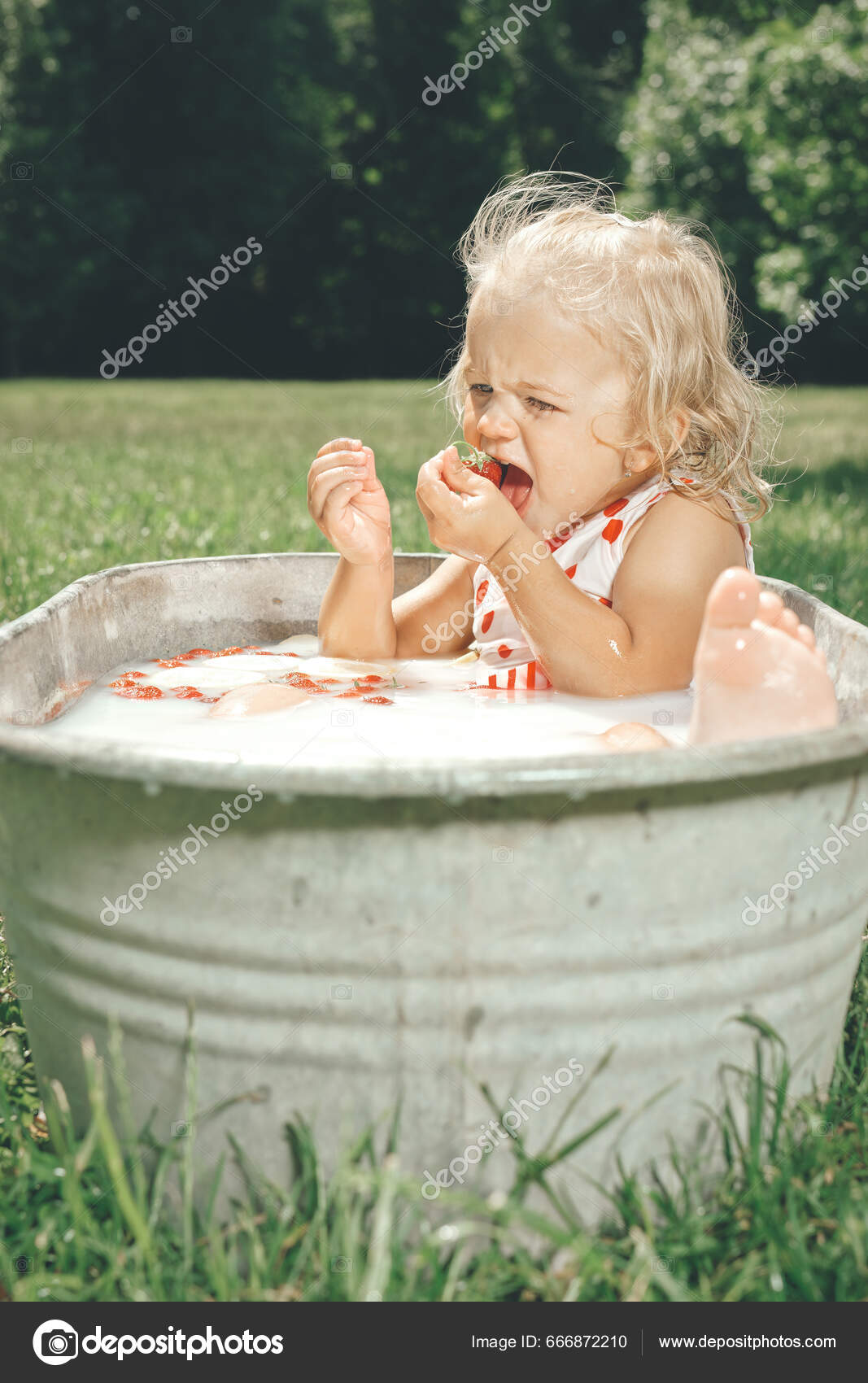 little girl tub bath Little Girl Enjoying Bath Retro Metal Sheet Bath Tub Park — Stock Photo ©  Couperfield #666872210