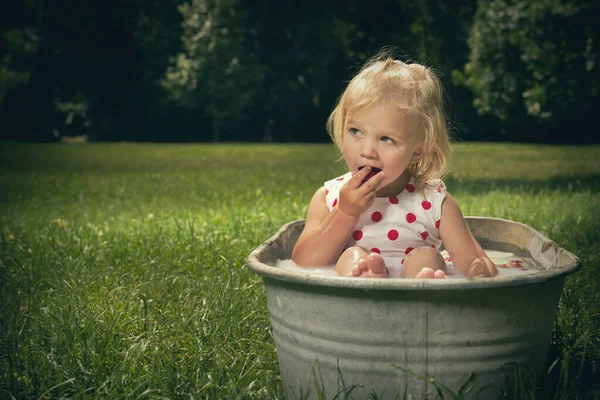 Маленькая Девочка Наслаждается Ванной Ретро Металлической Ванне Парке — стоковое фото