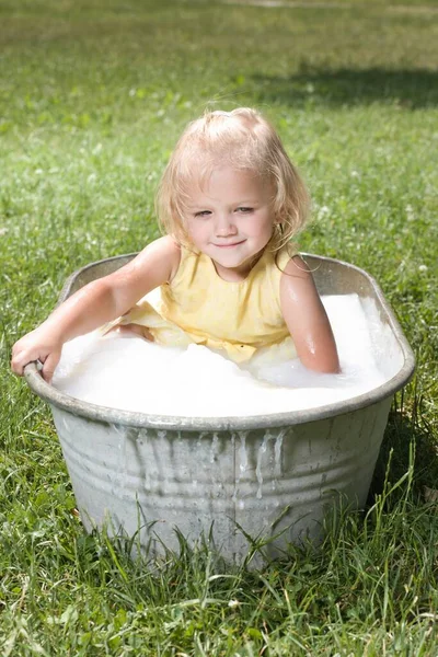 Küçük Kız Parktaki Metal Çarşaf Küvette Banyo Yapıyor — Stok fotoğraf