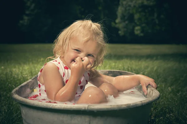 Little Girl Enjoying Bath Retro Metal Sheet Bath Tub Park — Stock Photo, Image