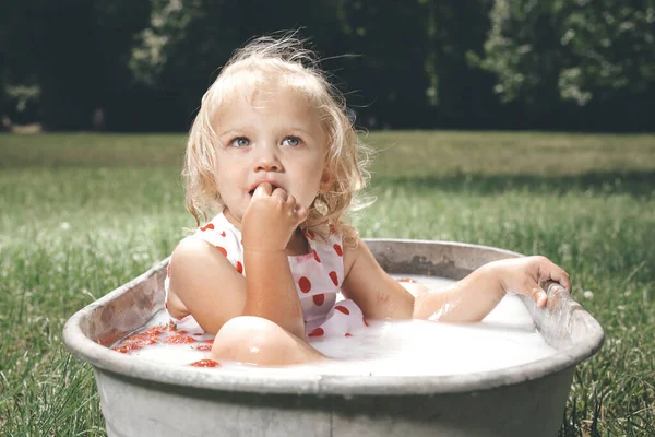 Kleines Mädchen Genießt Bad Retro Blech Badewanne Park — Stockfoto