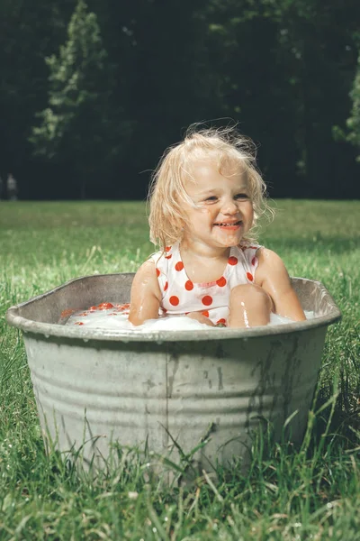 Küçük Kız Parktaki Metal Çarşaf Küvette Banyo Yapıyor — Stok fotoğraf