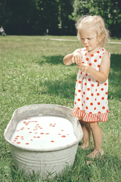 Маленькая Девочка Наслаждается Ванной Ретро Металлической Ванне Парке — стоковое фото