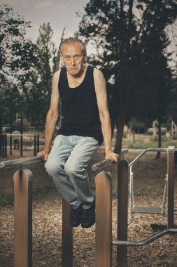 Kötü durumdaki çirkin adam dışarıda spor yapmaya çalışıyor.