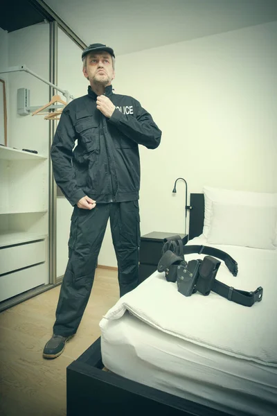 Older Slim City Police Officer Dressing Bedroom Service — Stock Photo, Image