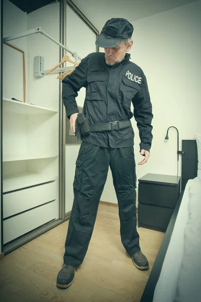 Older Slim City Police Officer Dressing Bedroom Service — Stock Photo, Image