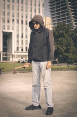 Parkta uyuşturucu etkisinde baltası olan agresif yaşlı bir adam.