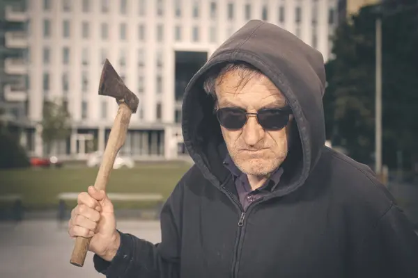 Aggressive Older Man Axe Influence Drugs Park — Stock Photo, Image
