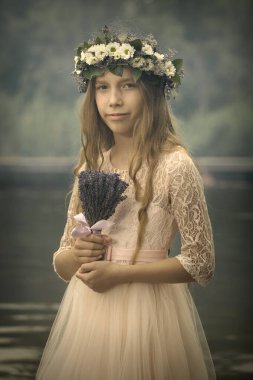 Havuz suyunda lavanta desenli elbiseyle poz veren hoş bir bayan.