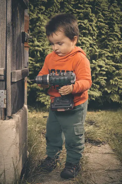 美しい秋の日に職人として庭で遊ぶ小さな男の子 — ストック写真