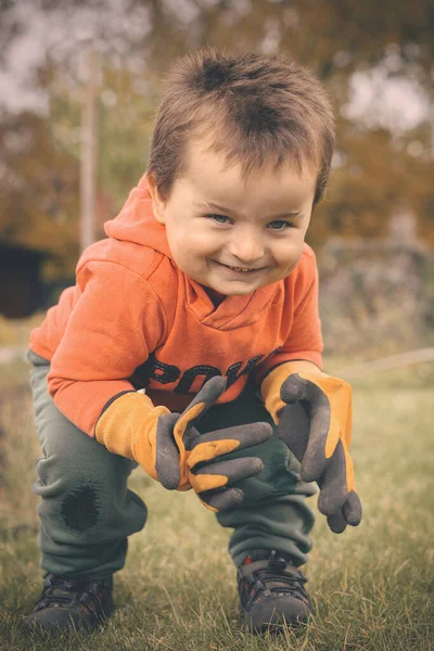 Mały Chłopiec Bawiący Się Ogrodzie Jako Rzemieślnik Ładny Jesienny Dzień — Zdjęcie stockowe