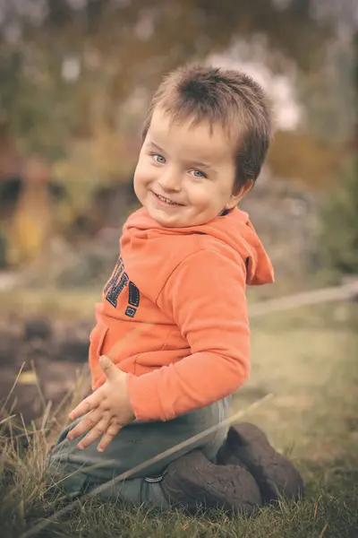 Mały Chłopiec Bawiący Się Ogrodzie Jako Rzemieślnik Ładny Jesienny Dzień — Zdjęcie stockowe