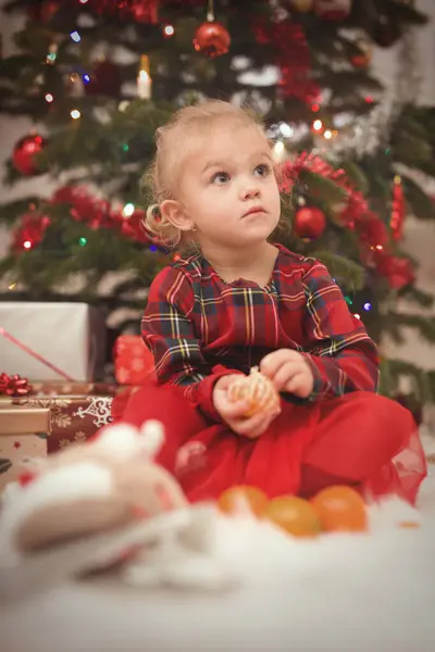 Dziewczyna Czerwieni Czasie Bożego Narodzenia Dzień Rozpakowywania Prezentów Pobliżu Drzewa — Zdjęcie stockowe
