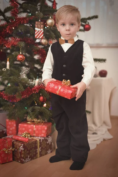 Junge Festlichem Kleid Beim Auspacken Von Geschenken Weihnachtsbaum — Stockfoto