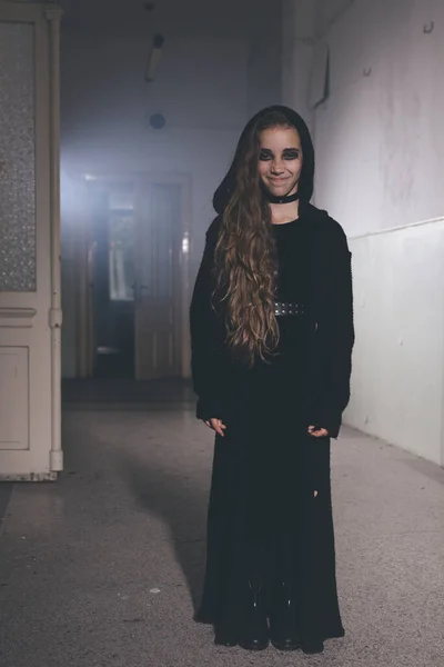 Young Girl Halloween Style Summoning Ghosts Empty House — Stock Photo, Image